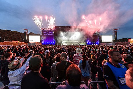 Rock im Park Nürnberg mit jubelndem Festivalpublikum und Bühnenbeleuchtung am Zeppelinfeld – unvergessliches Musikwochenende nahe dem Hotel am Jakobsmarkt.